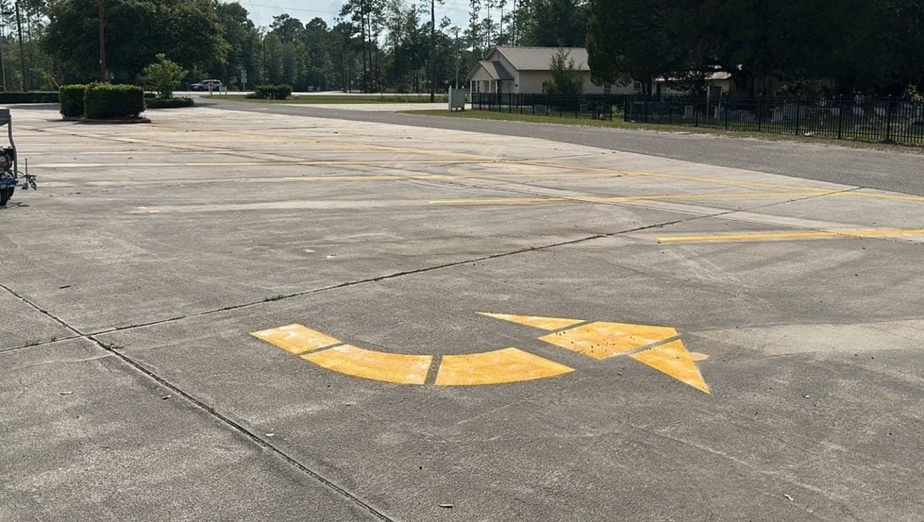 a curved directional arrow