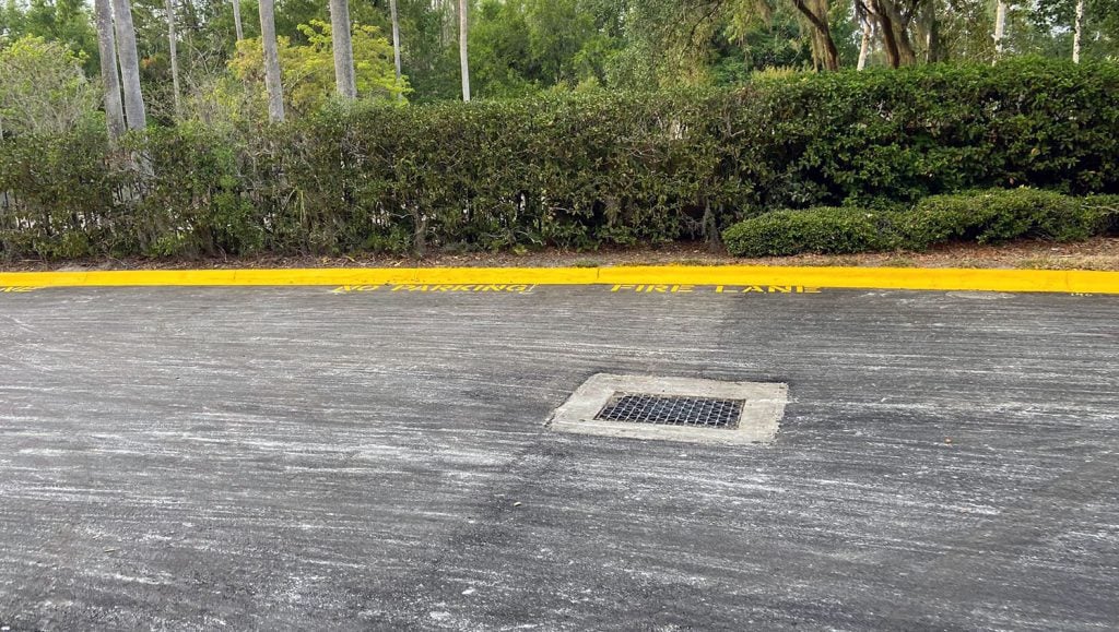 yellow no parking markings
