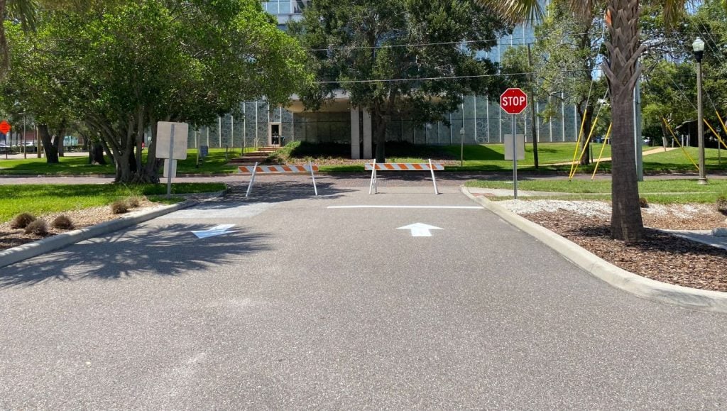 in and out arrows at usf st petersburg