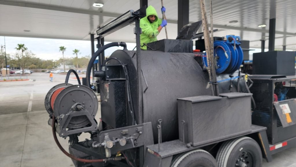 asphalt sealcoating machine