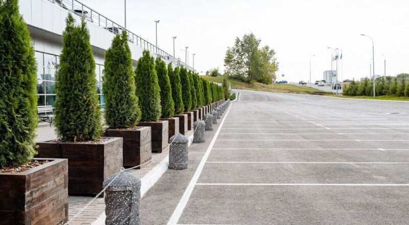 Well maintained parking lot.